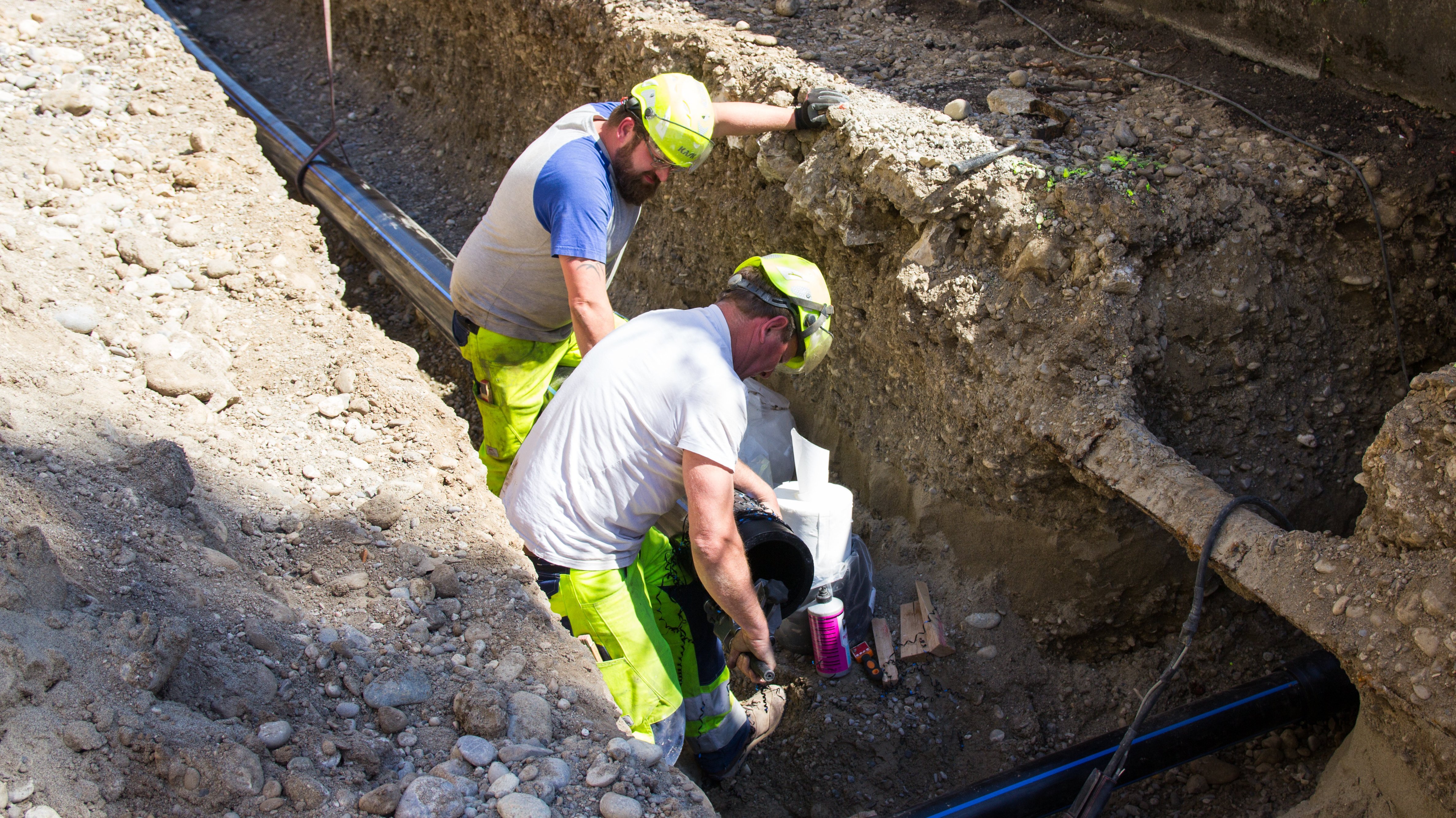 Mitarbeiter beim Leitungsbau 