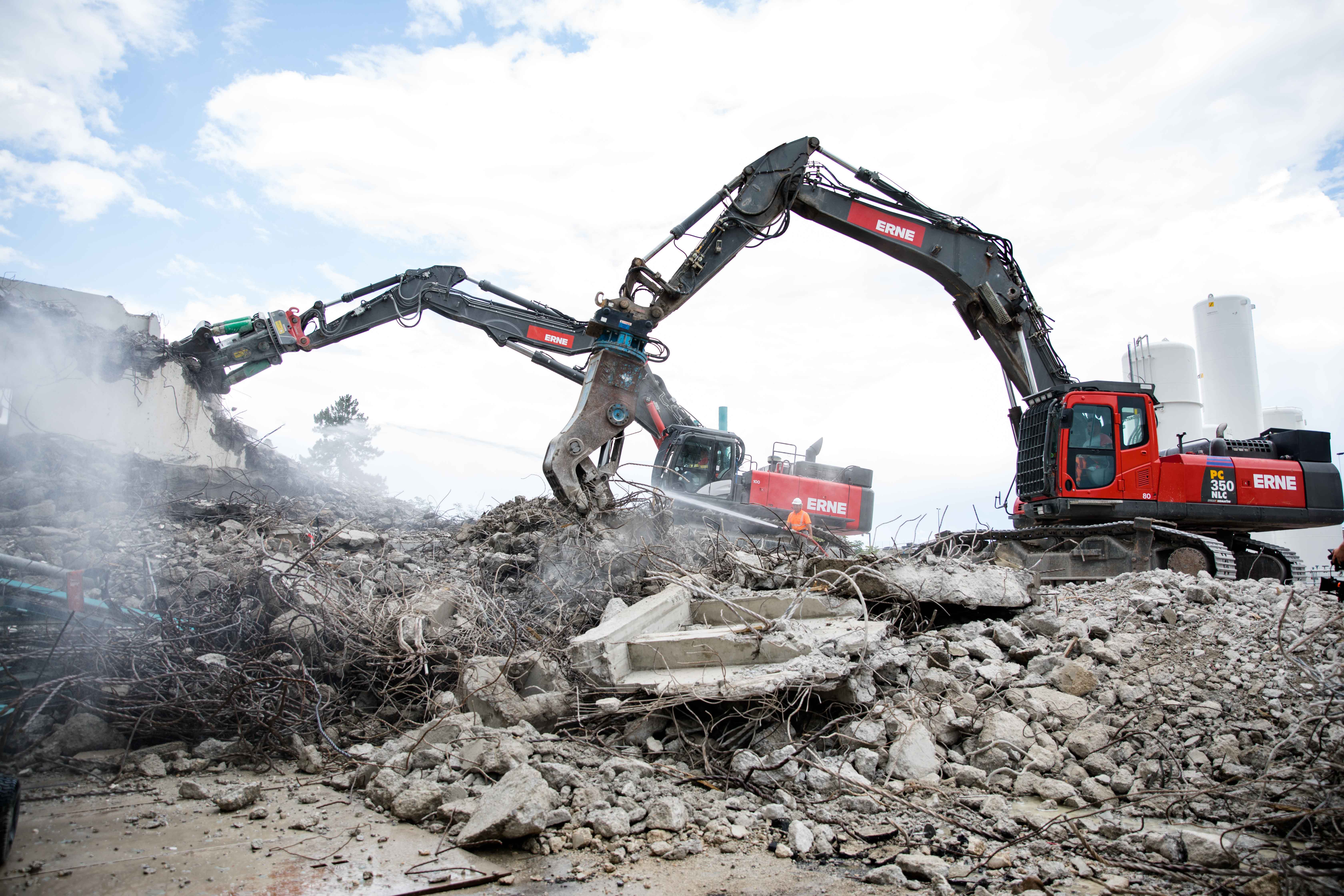Wir schaffen Raum für Neues. Mit Rückbau und Abbruch. Gewährleistet durch emissionsarme und effiziente Verfahren und einen lückenlosen Maschinenpark.