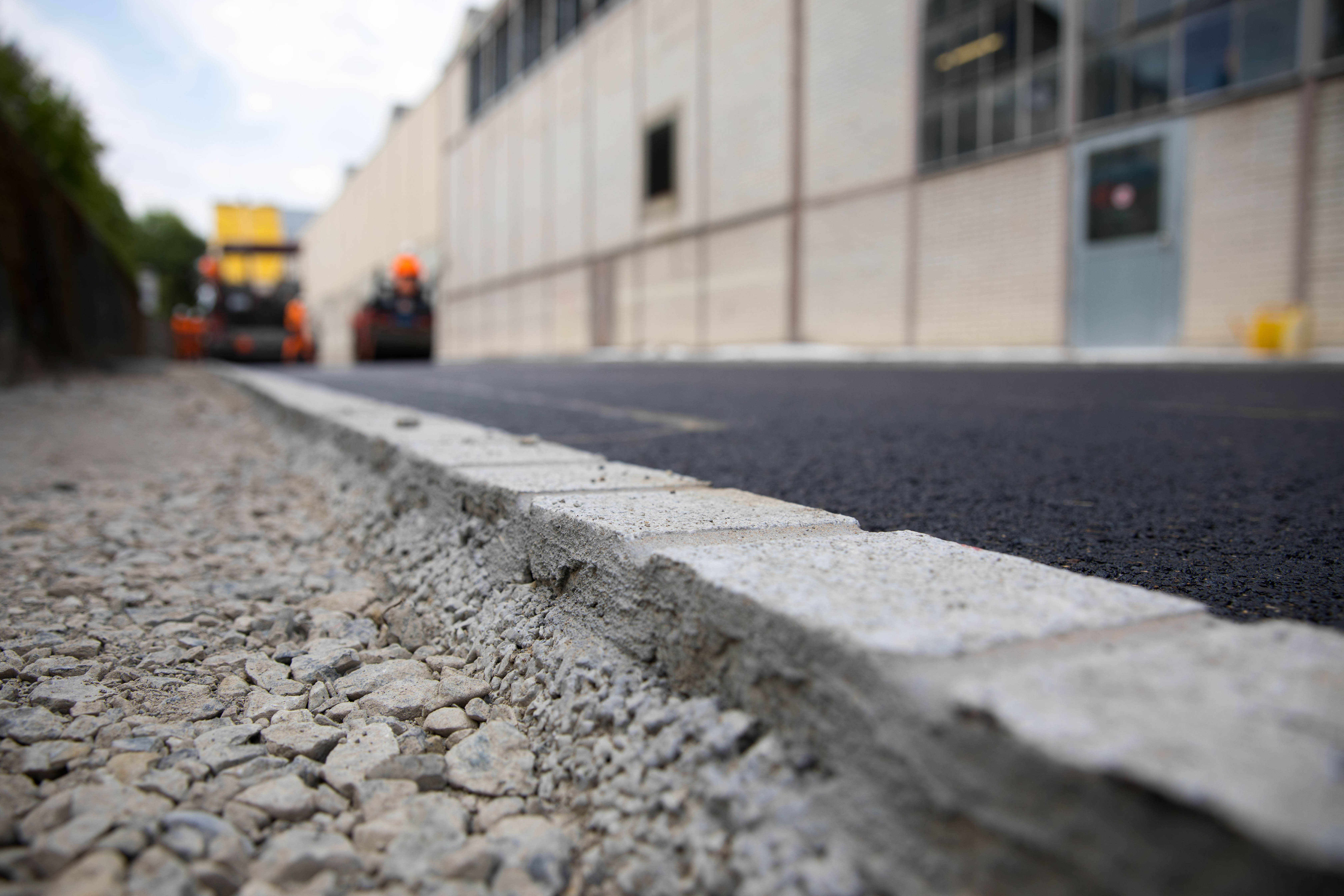 Effizient und zuverlässig ausgeführte Belagsarbeiten – ergänzt durch ein Portfolio an Spezialgebieten: Das ist der Bereich Wege- und Strassenbau von ERNE.